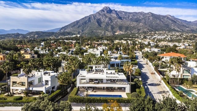 5 makuuhuone Huvila myytävänä paikassa Marbella mukana uima-altaan 
autotalli - 5 995 000 € (Ref: 9891978)