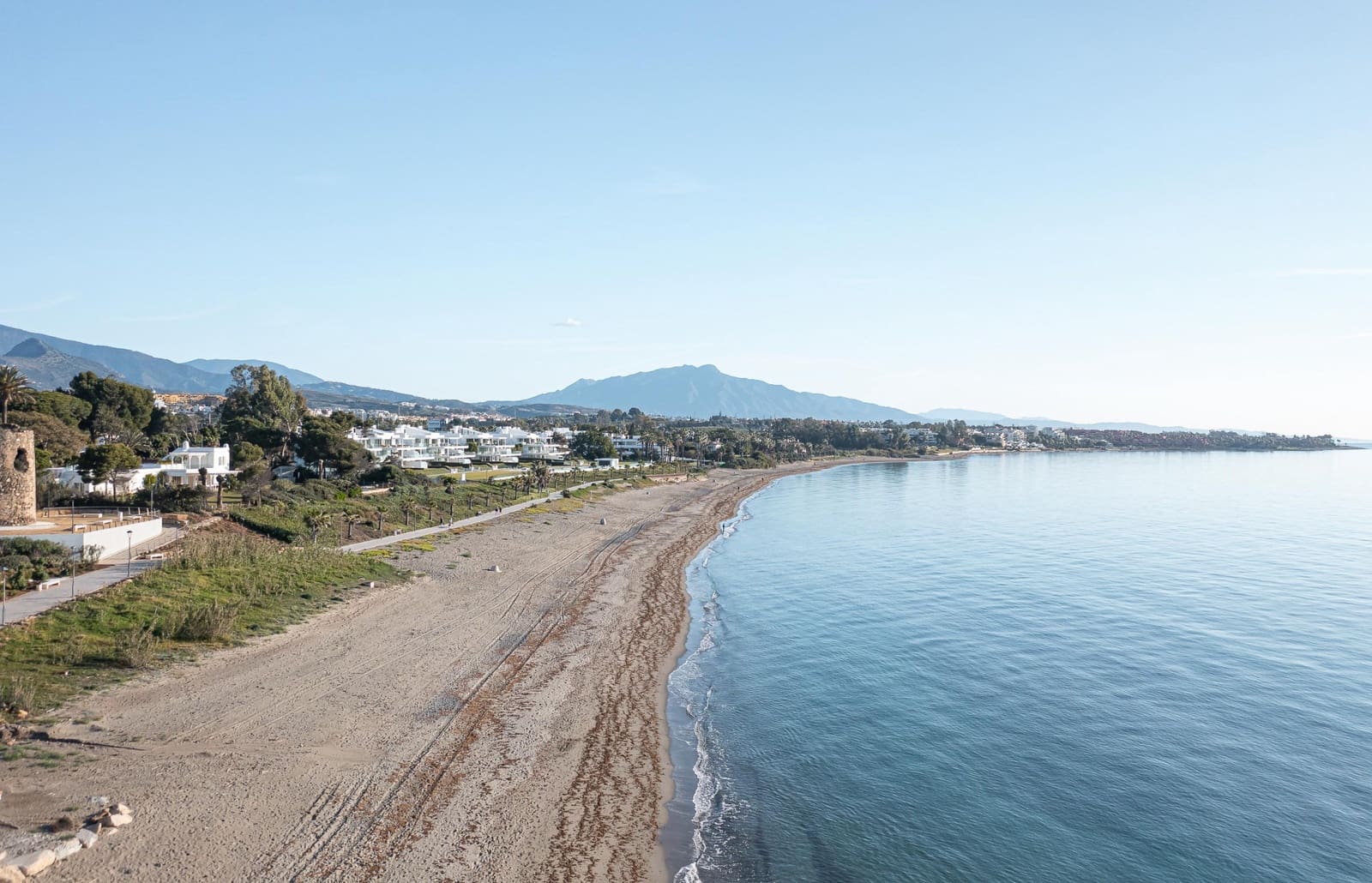 Apartamento de 3 habitaciones en Estepona en venta con piscina garaje - 1.895.000 € (Ref: 9904283)