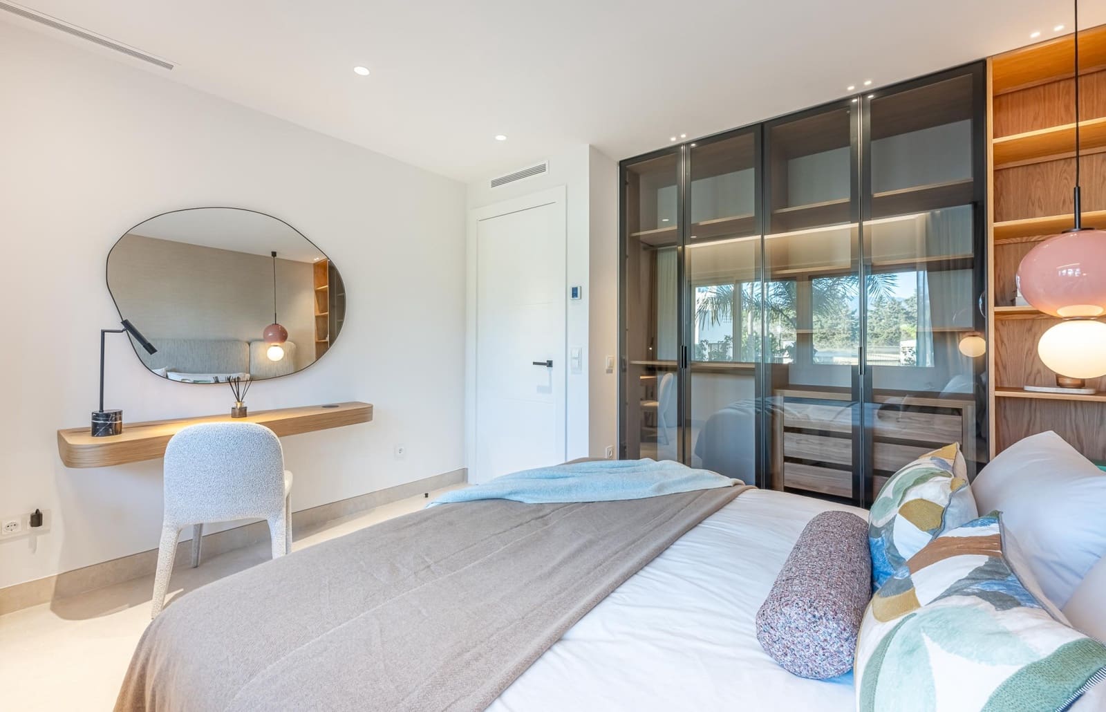Apartamento de 3 habitaciones en Estepona en venta con piscina garaje - 1.895.000 € (Ref: 9904283)