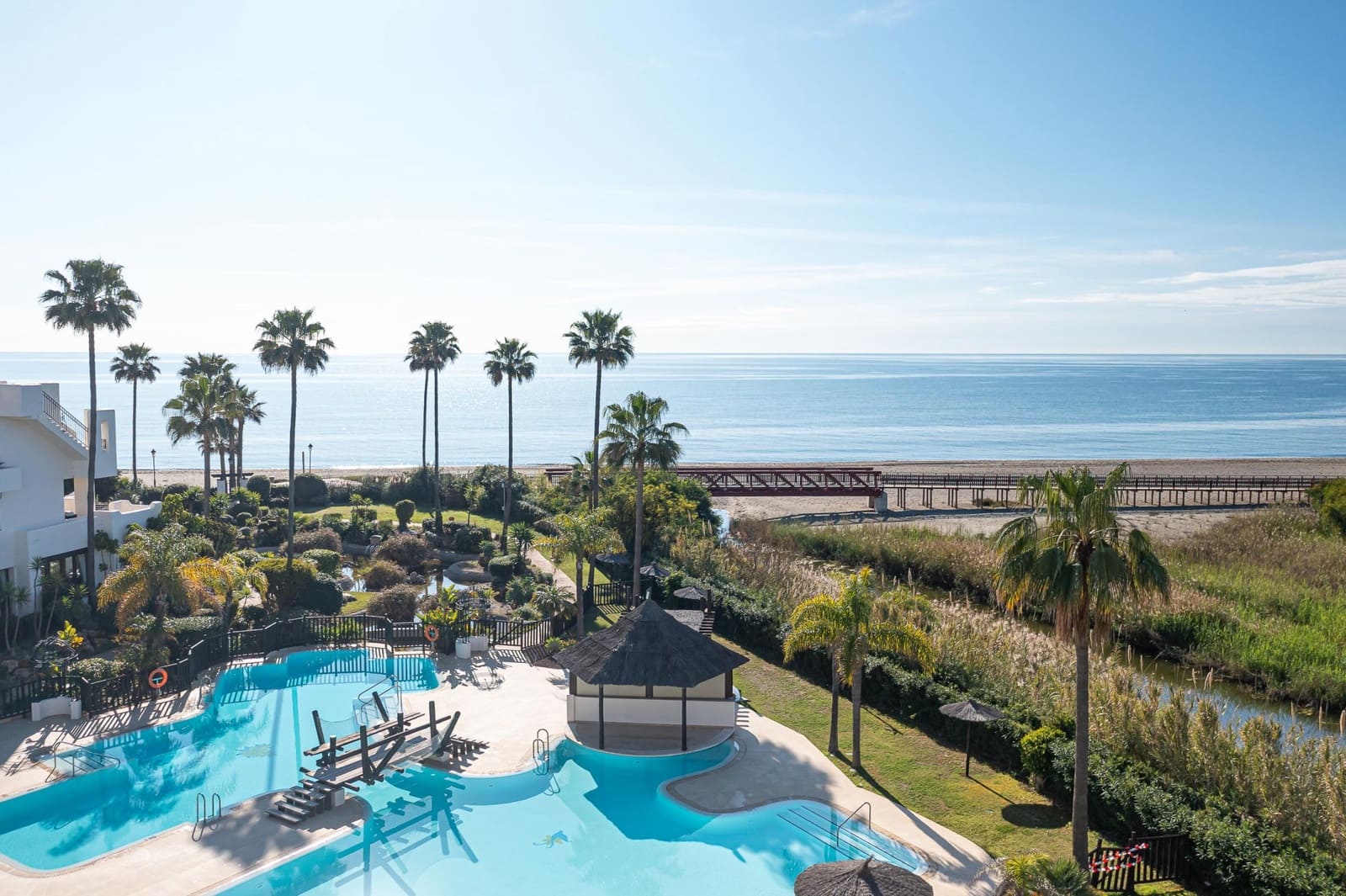 Apartamento de 3 habitaciones en Estepona en venta con piscina garaje - 1.895.000 € (Ref: 9904283)