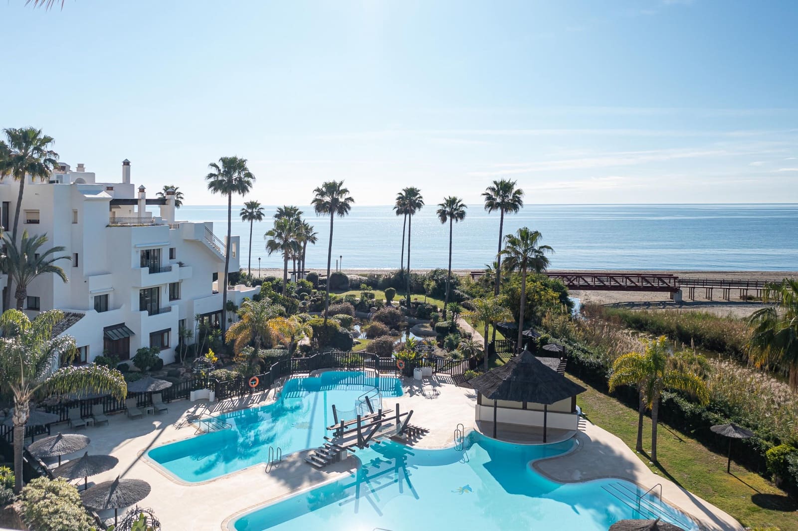 Apartamento de 3 habitaciones en Estepona en venta con piscina garaje - 1.895.000 € (Ref: 9904283)
