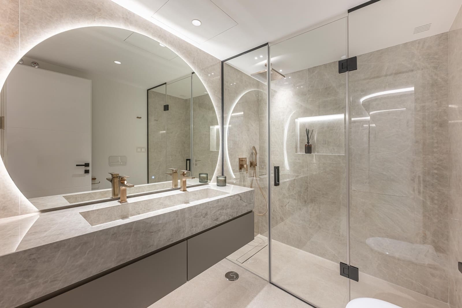 Apartamento de 3 habitaciones en Estepona en venta con piscina garaje - 1.895.000 € (Ref: 9904283)