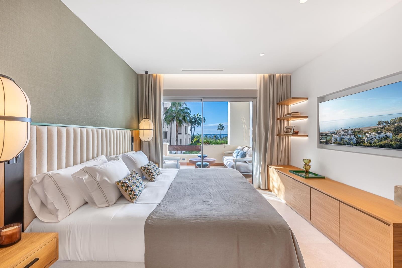 Apartamento de 3 habitaciones en Estepona en venta con piscina garaje - 1.895.000 € (Ref: 9904283)