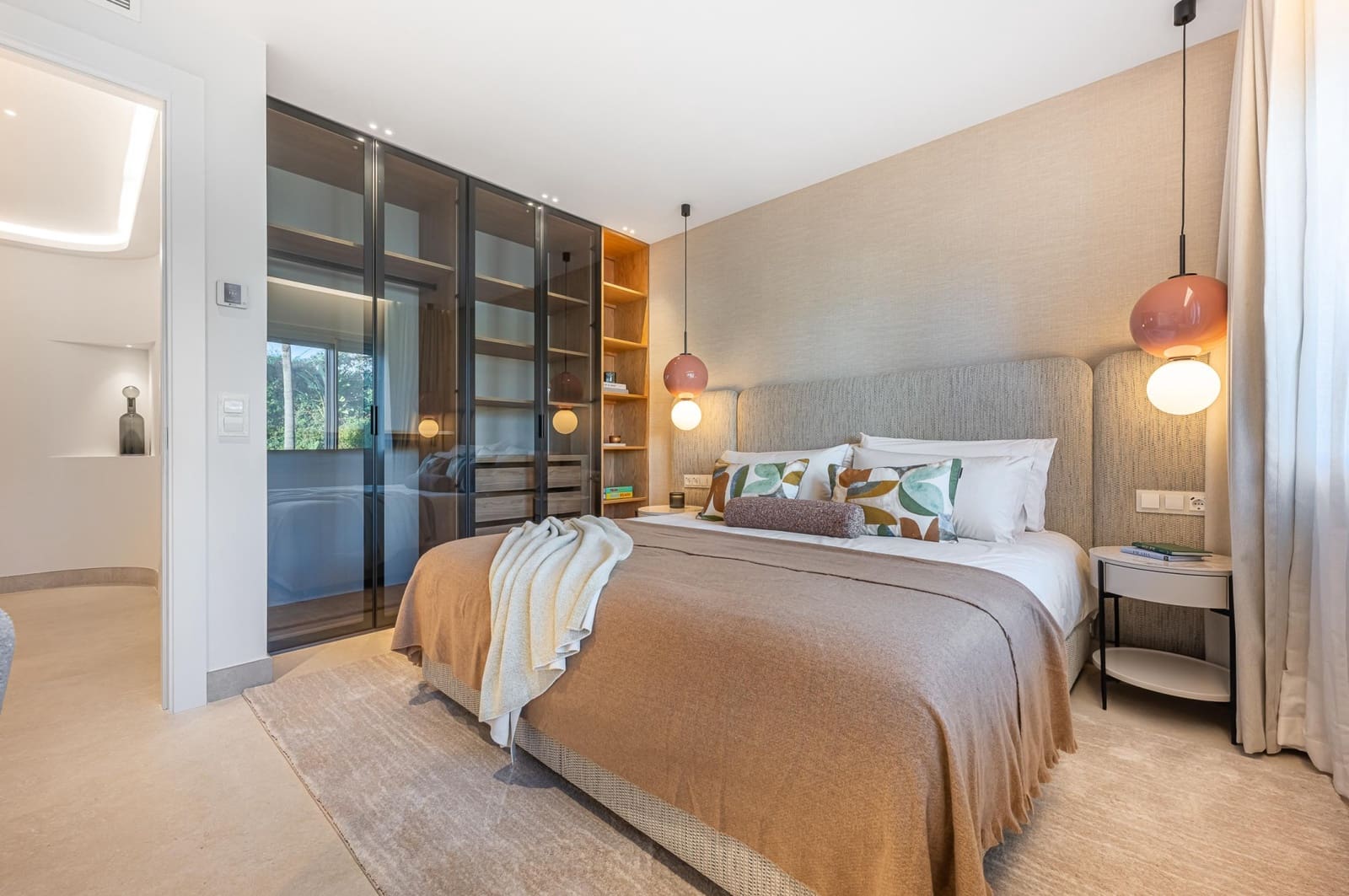 Apartamento de 3 habitaciones en Estepona en venta con piscina garaje - 1.895.000 € (Ref: 9904283)