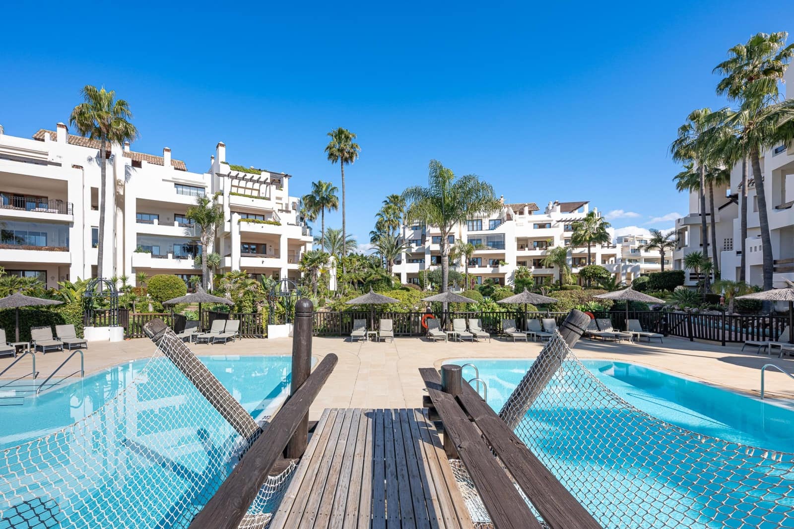 Apartamento de 3 habitaciones en Estepona en venta con piscina garaje - 1.895.000 € (Ref: 9904283)