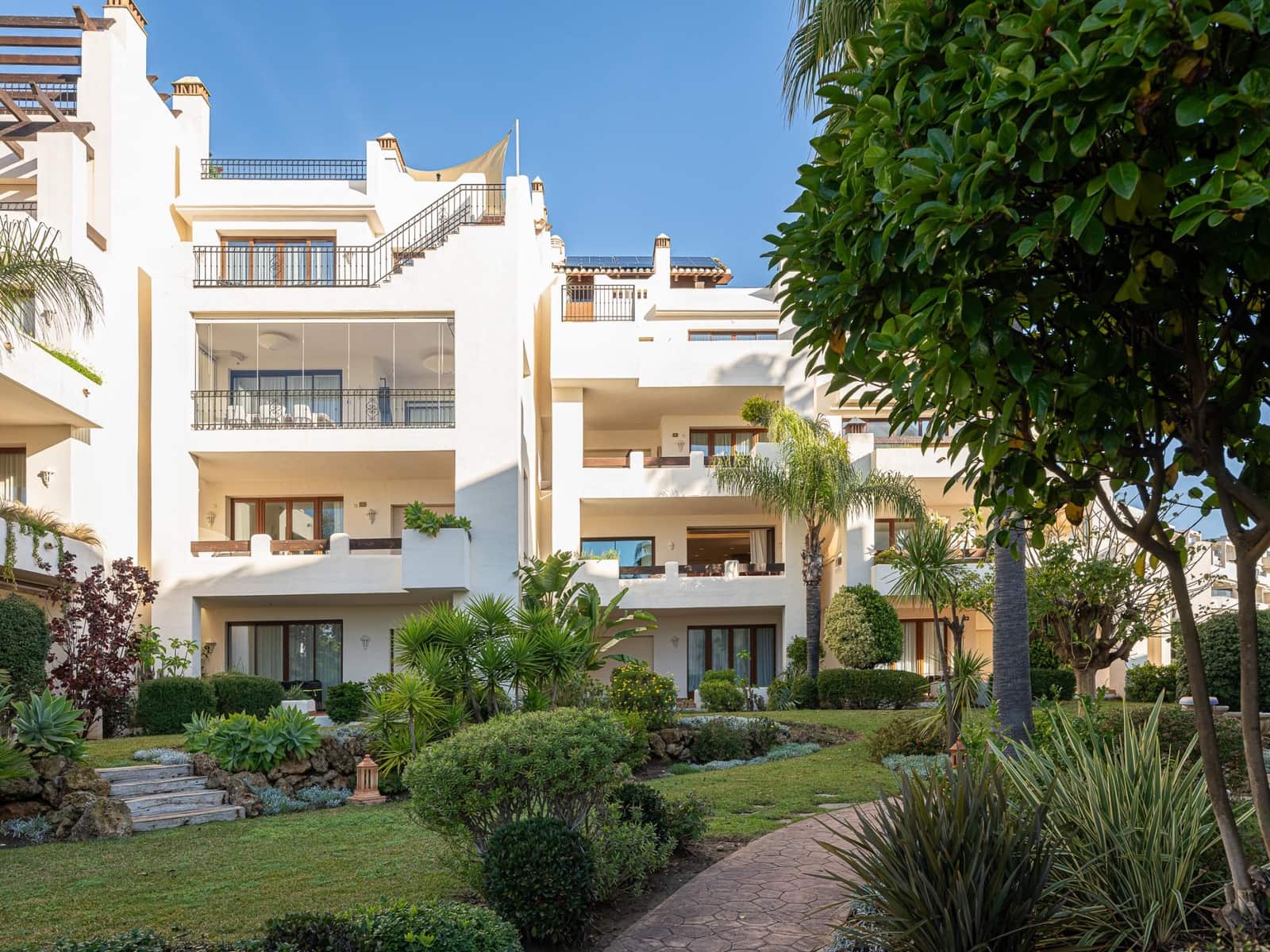 Apartamento de 3 habitaciones en Estepona en venta con piscina garaje - 1.895.000 € (Ref: 9904283)