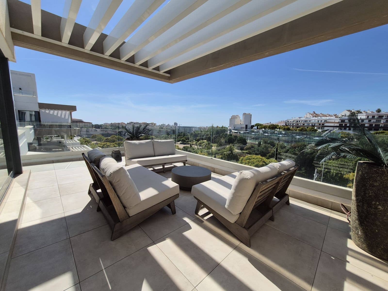 3 sypialnia Penthouse na sprzedaż w Estepona z basenem garażem - 1 095 000 € (Ref: 9920123)