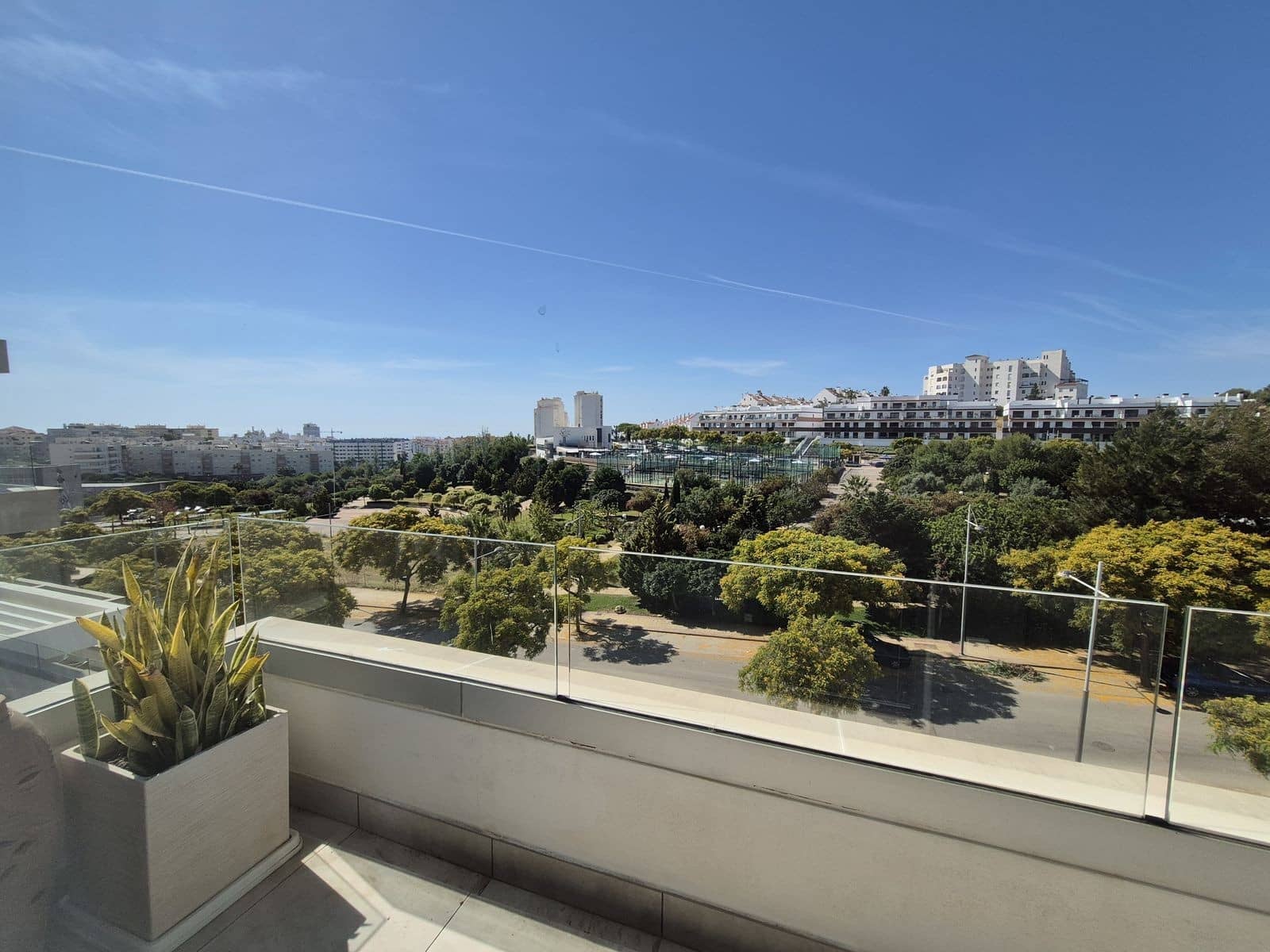 3 sypialnia Penthouse na sprzedaż w Estepona z basenem garażem - 1 095 000 € (Ref: 9920123)