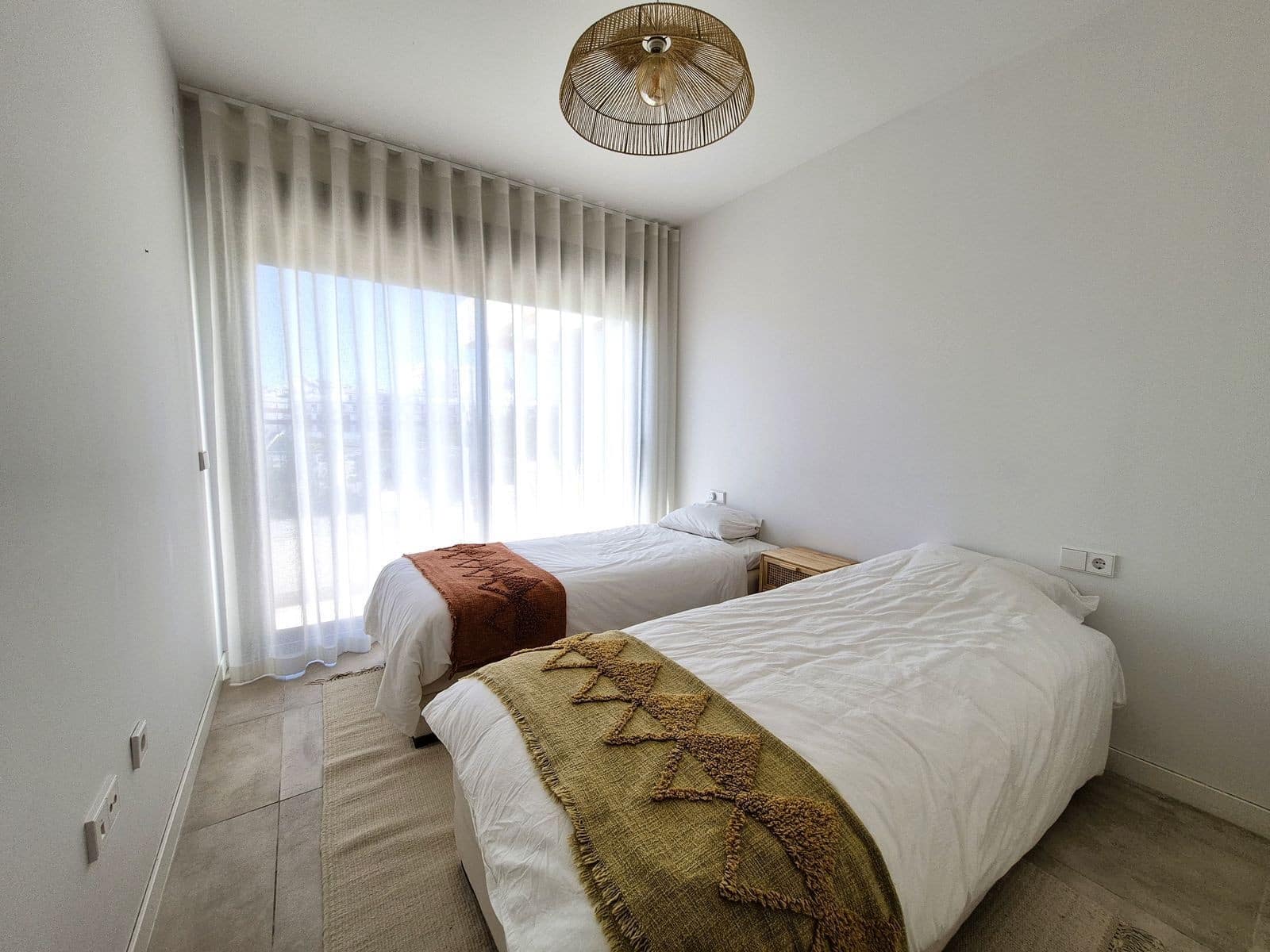 3 sypialnia Penthouse na sprzedaż w Estepona z basenem garażem - 1 095 000 € (Ref: 9920123)