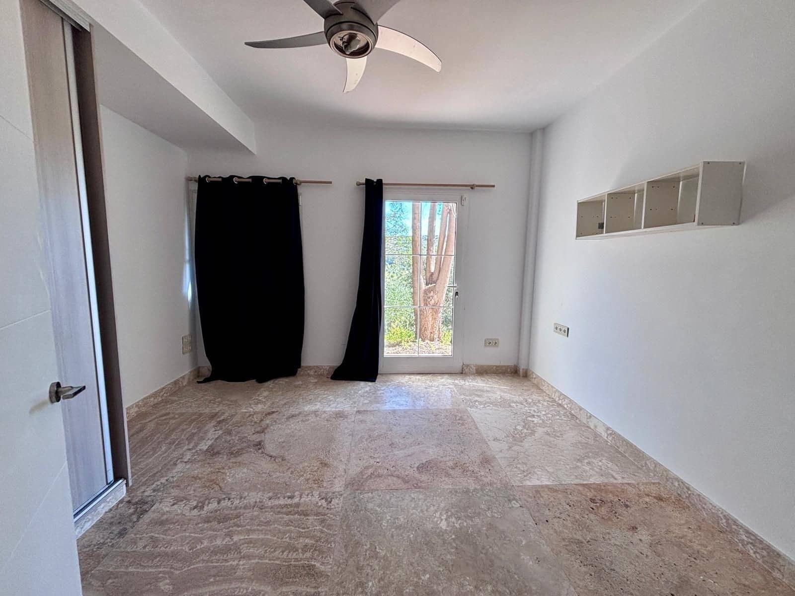 5 makuuhuone Huvila myytävänä paikassa La Cala de Mijas mukana uima-altaan 
autotalli - 1 170 000 € (Ref: 9920136)