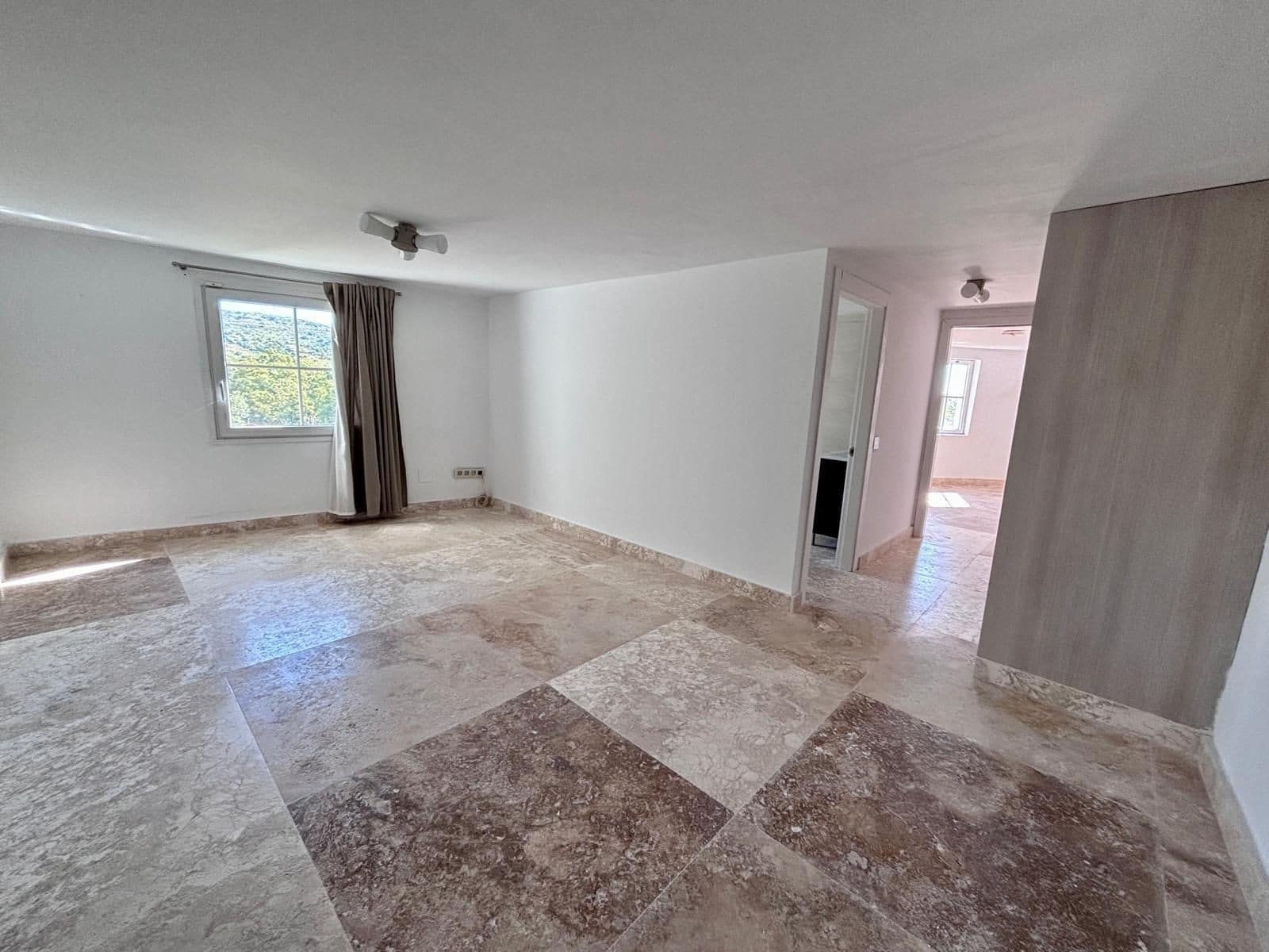 5 makuuhuone Huvila myytävänä paikassa La Cala de Mijas mukana uima-altaan 
autotalli - 1 170 000 € (Ref: 9920136)