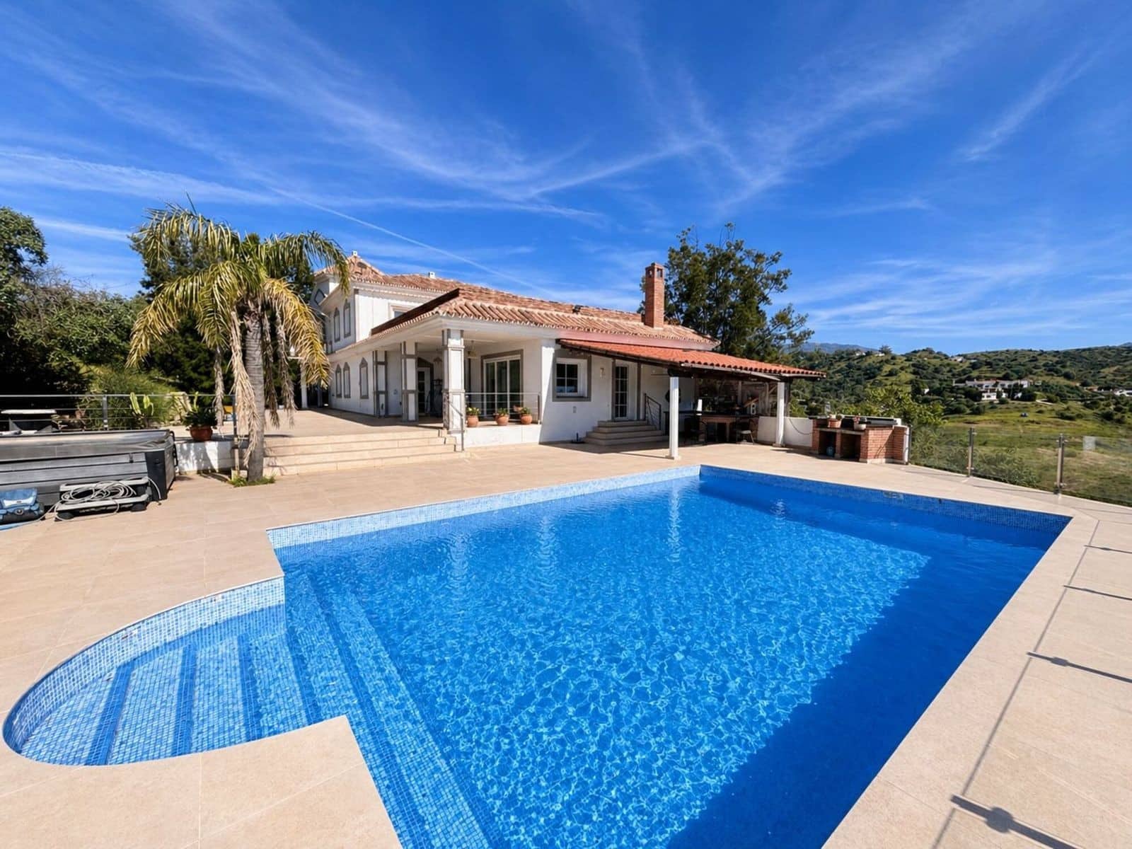 5 makuuhuone Huvila myytävänä paikassa La Cala de Mijas mukana uima-altaan 
autotalli - 1 170 000 € (Ref: 9920136)