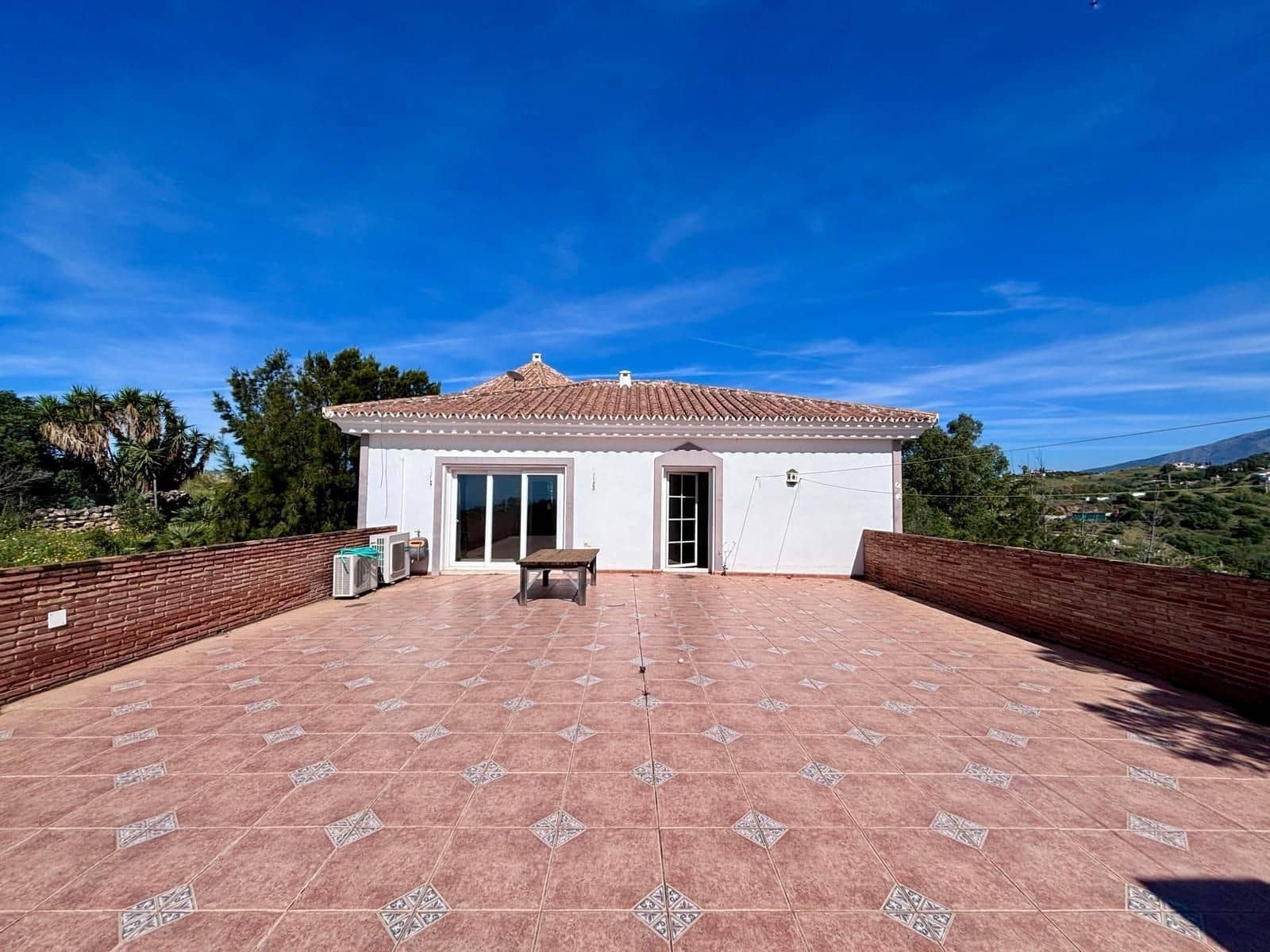 5 makuuhuone Huvila myytävänä paikassa La Cala de Mijas mukana uima-altaan 
autotalli - 1 170 000 € (Ref: 9920136)