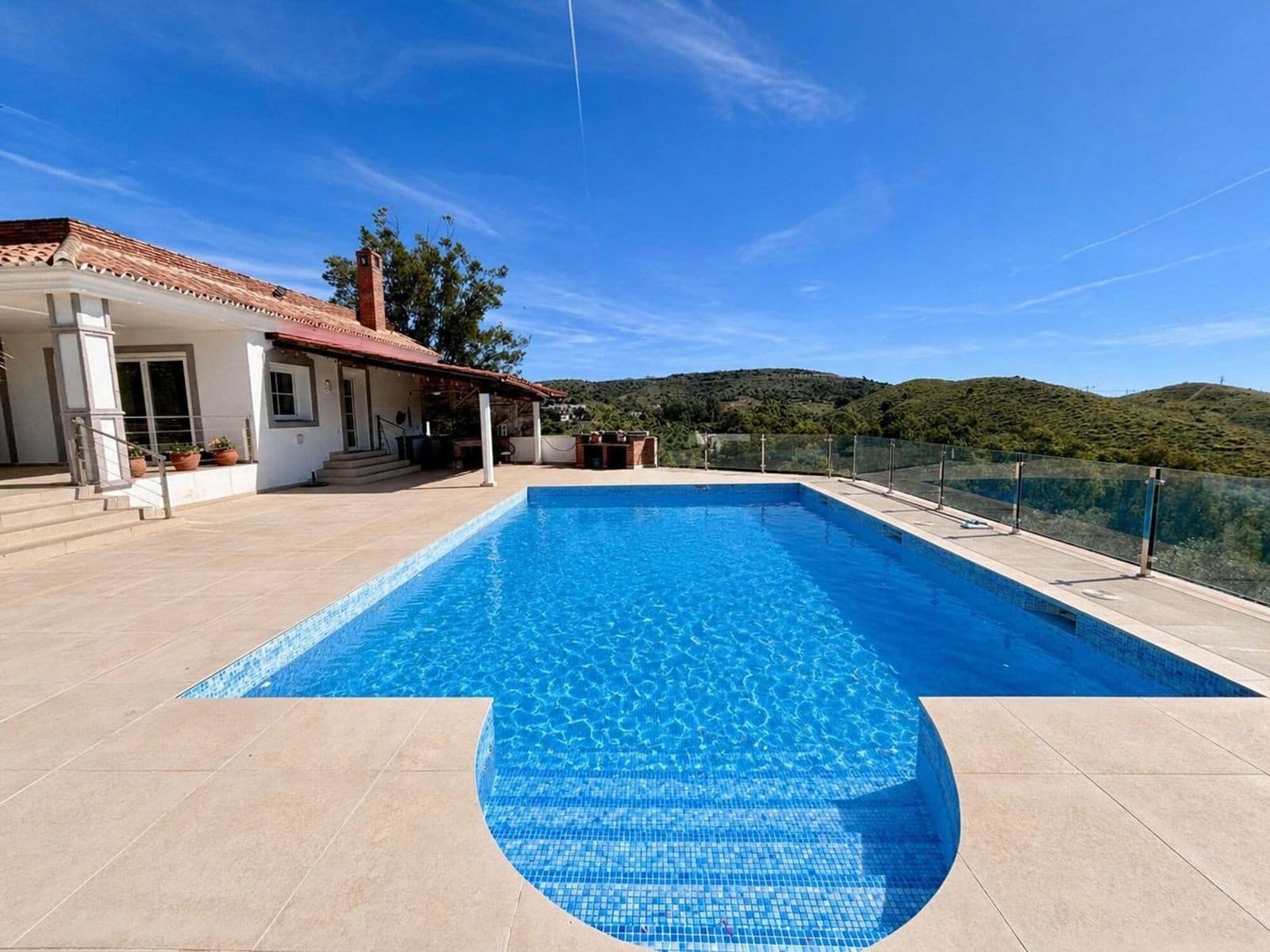 5 makuuhuone Huvila myytävänä paikassa La Cala de Mijas mukana uima-altaan 
autotalli - 1 170 000 € (Ref: 9920136)