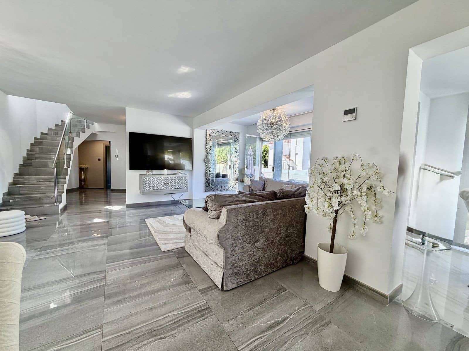 4 soveværelse Villa til salg i Marbella med swimmingpool garage - € 1.725.000 (Ref: 9921952)