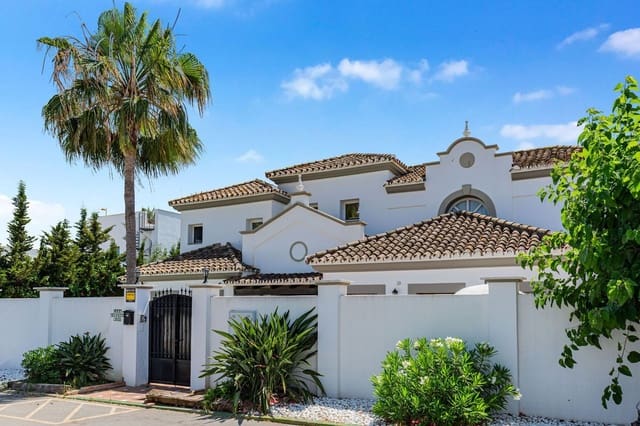 4 bedroom Villa for sale in Estepona with pool garage - € 2,495,000 (Ref: 9924322)