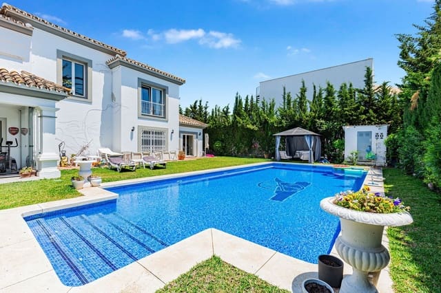 4 bedroom Villa for sale in Estepona with pool garage - € 2,495,000 (Ref: 9924322)