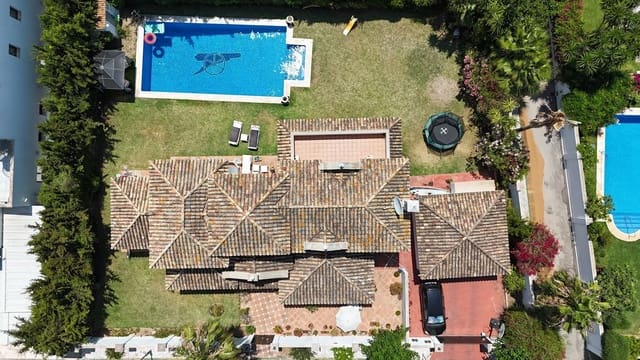 4 bedroom Villa for sale in Estepona with pool garage - € 2,495,000 (Ref: 9924322)