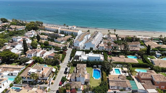 4 bedroom Villa for sale in Estepona with pool garage - € 2,495,000 (Ref: 9924322)
