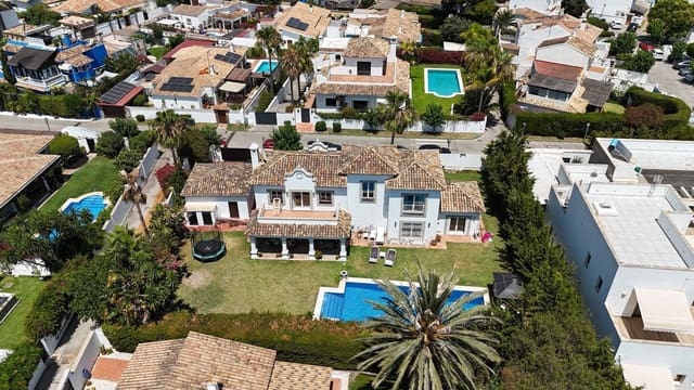 4 bedroom Villa for sale in Estepona with pool garage - € 2,495,000 (Ref: 9924322)