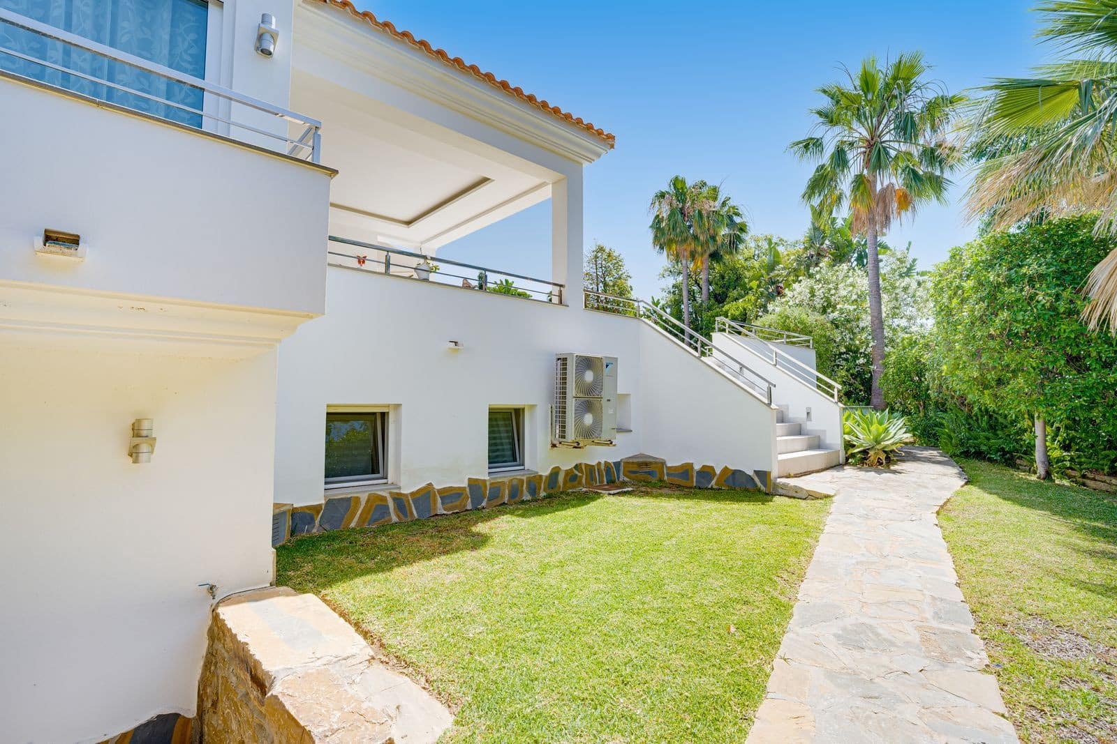 4 soveværelse Villa til salg i Marbella med swimmingpool garage - € 1.750.000 (Ref: 9924323)