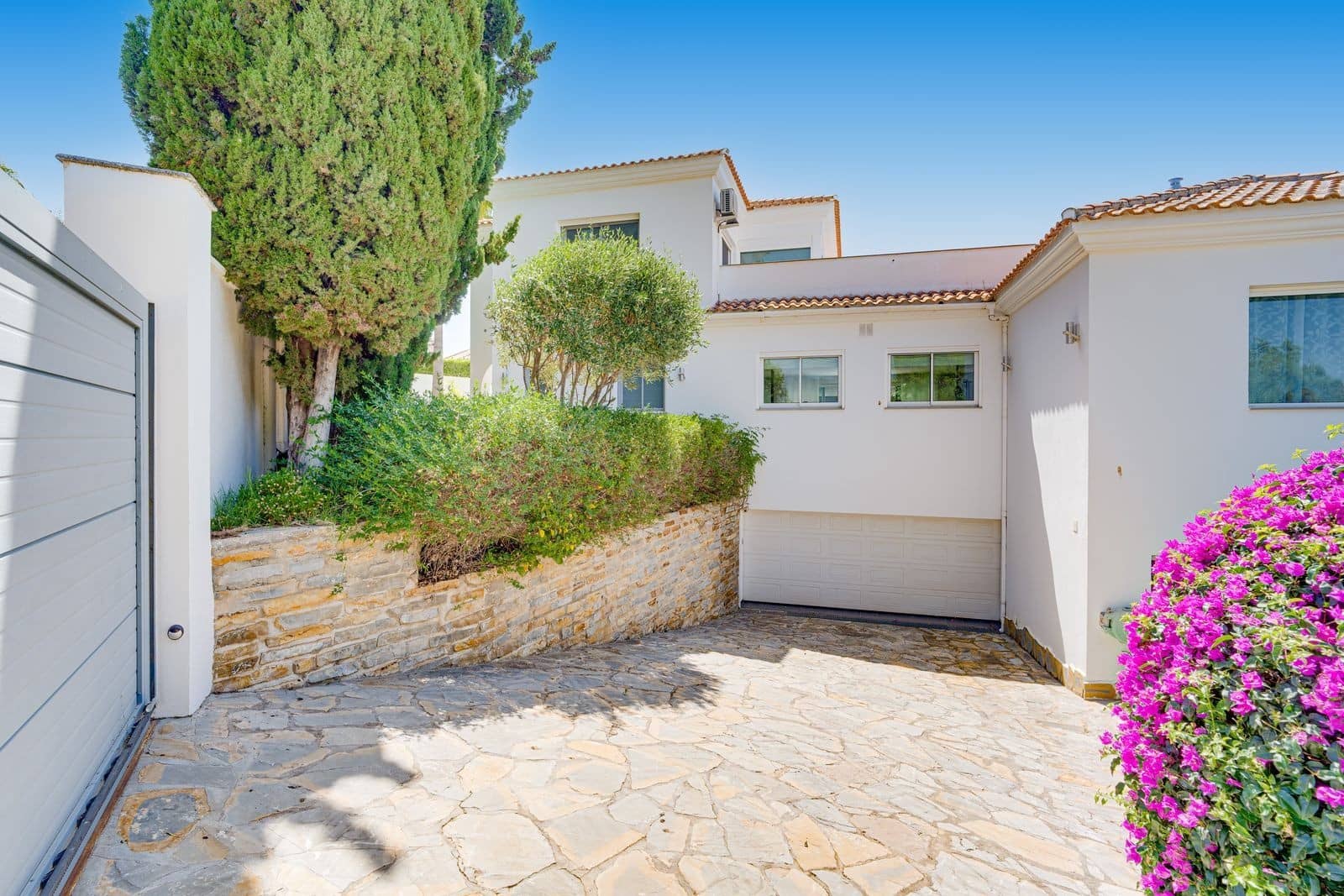 4 soveværelse Villa til salg i Marbella med swimmingpool garage - € 1.750.000 (Ref: 9924323)
