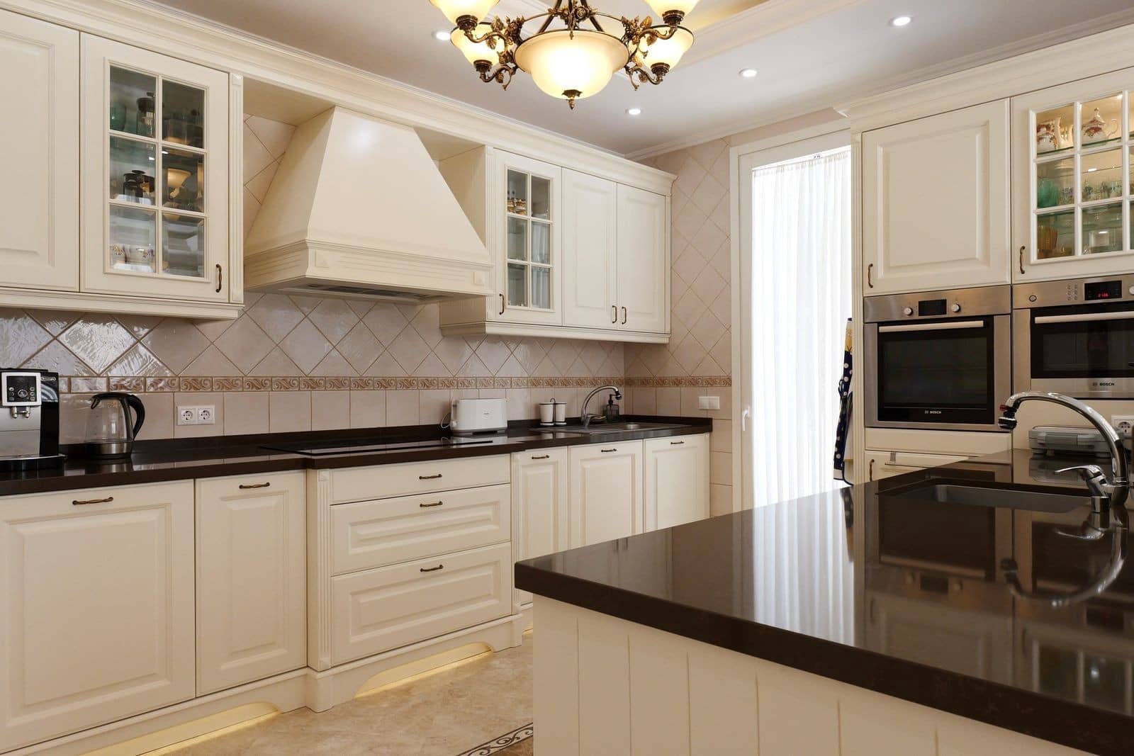 4 sypialnia Willa na sprzedaż w Marbella z basenem garażem - 3 790 000 € (Ref: 9924326)