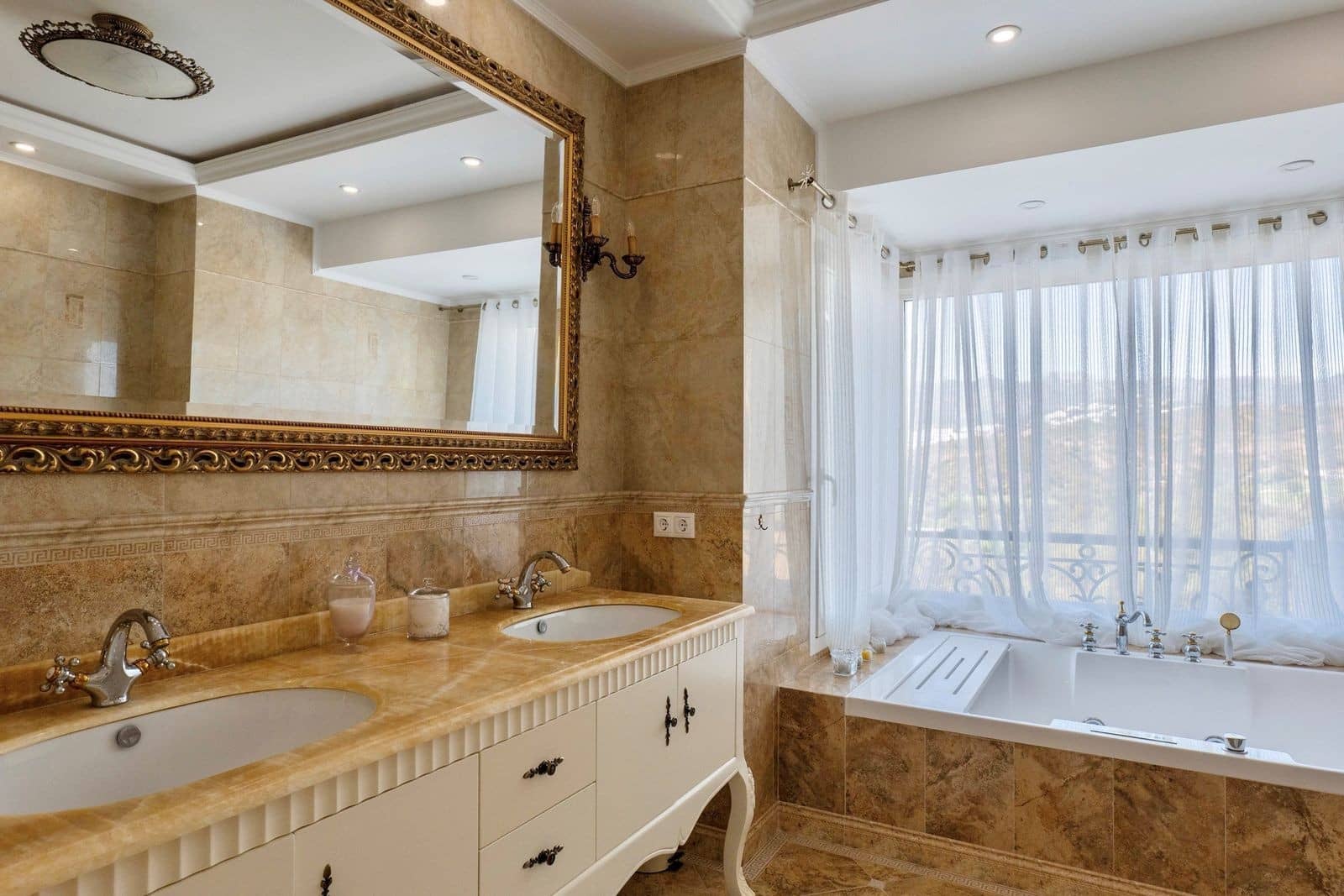 4 sypialnia Willa na sprzedaż w Marbella z basenem garażem - 3 790 000 € (Ref: 9924326)
