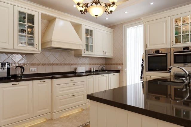 4 sypialnia Willa na sprzedaż w Marbella z basenem garażem - 3 790 000 € (Ref: 9924326)