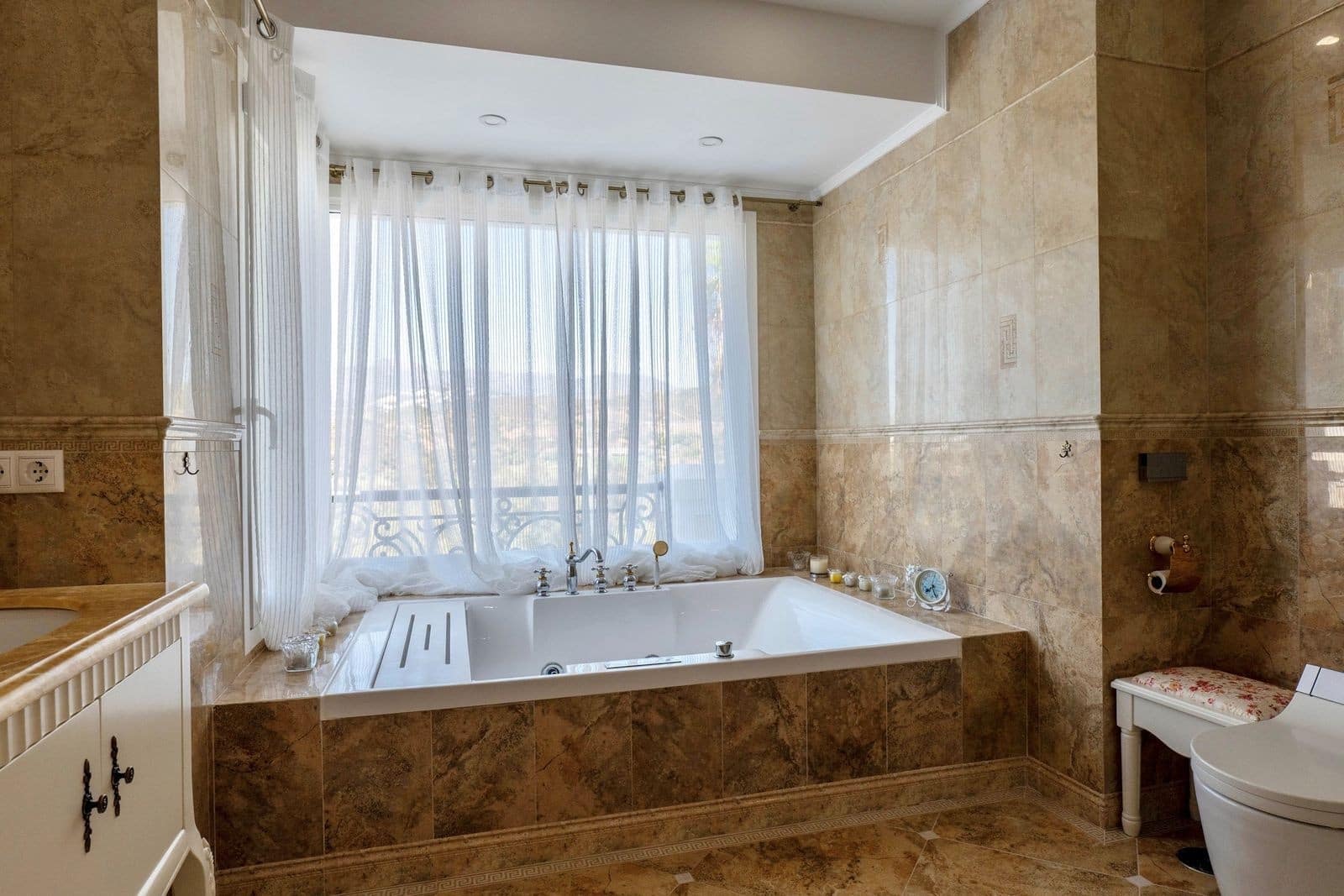 4 sypialnia Willa na sprzedaż w Marbella z basenem garażem - 3 790 000 € (Ref: 9924326)
