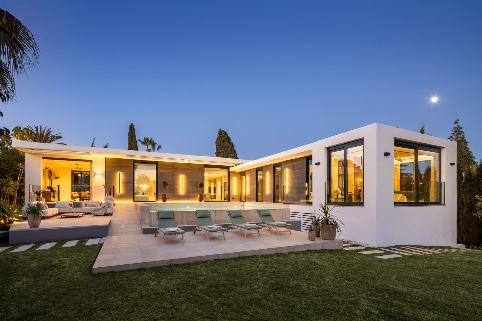 5 bedroom Villa for sale in Nueva Andalucia with pool garage - € 3,950,000 (Ref: 9927072)