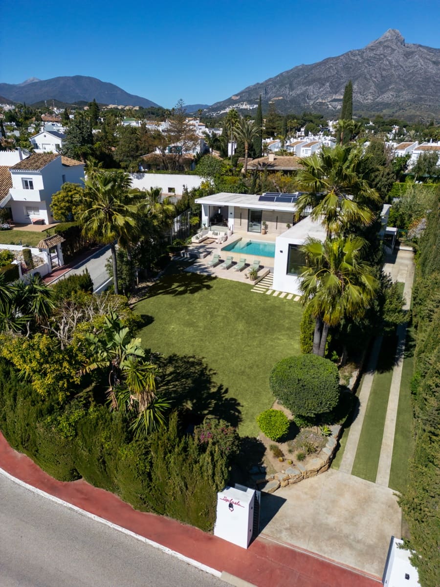 5 bedroom Villa for sale in Nueva Andalucia with pool garage - € 3,950,000 (Ref: 9927072)
