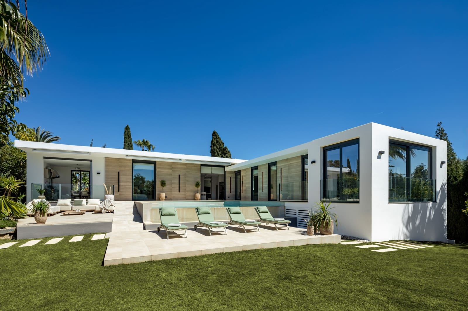 5 bedroom Villa for sale in Nueva Andalucia with pool garage - € 3,950,000 (Ref: 9927072)