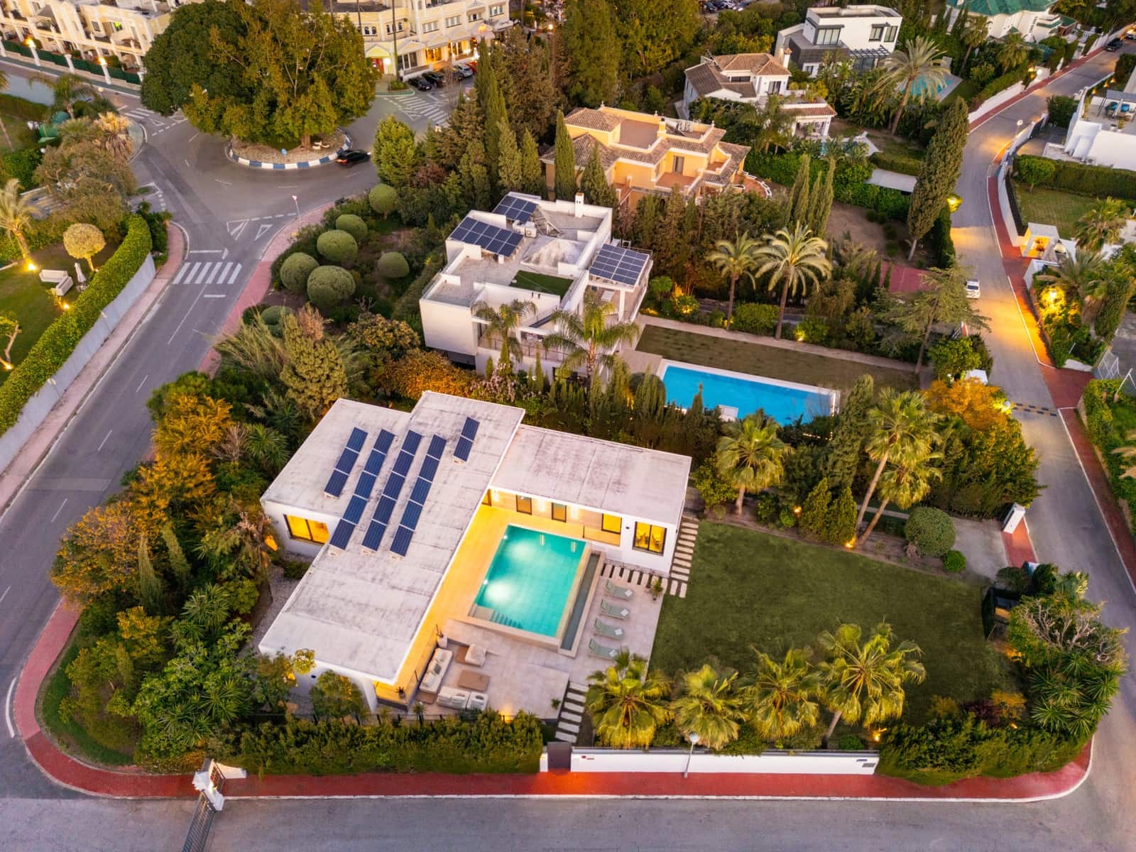 5 bedroom Villa for sale in Nueva Andalucia with pool garage - € 3,950,000 (Ref: 9927072)