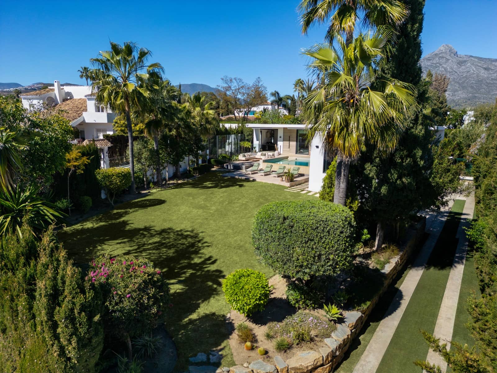 5 bedroom Villa for sale in Nueva Andalucia with pool garage - € 3,950,000 (Ref: 9927072)