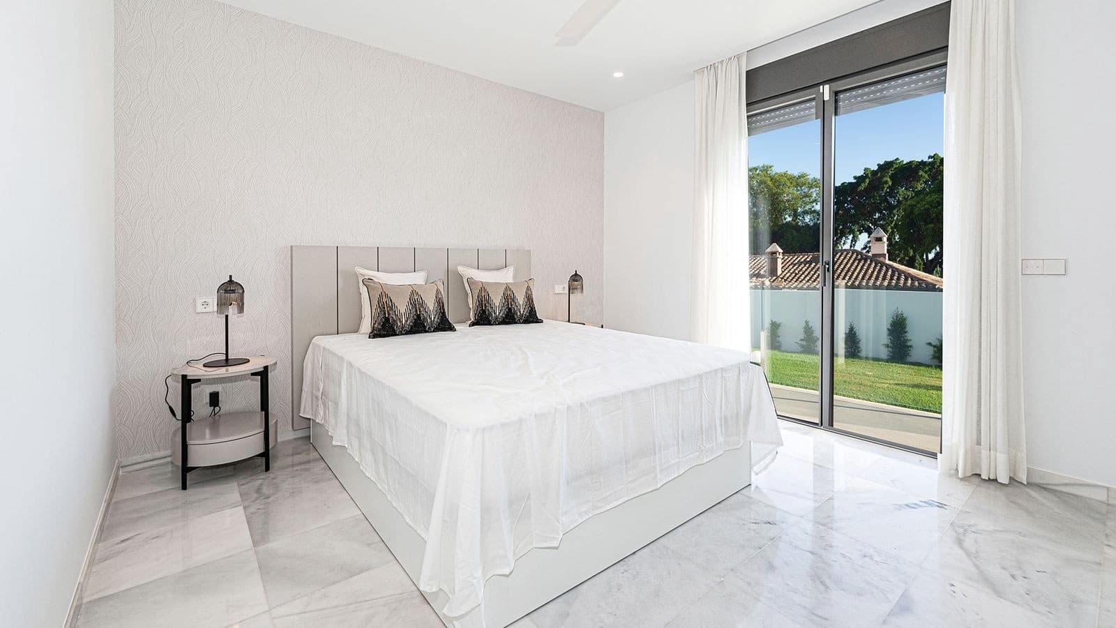 5 bedroom Villa for sale in Marbella with pool garage - € 4,500,000 (Ref: 9939671)