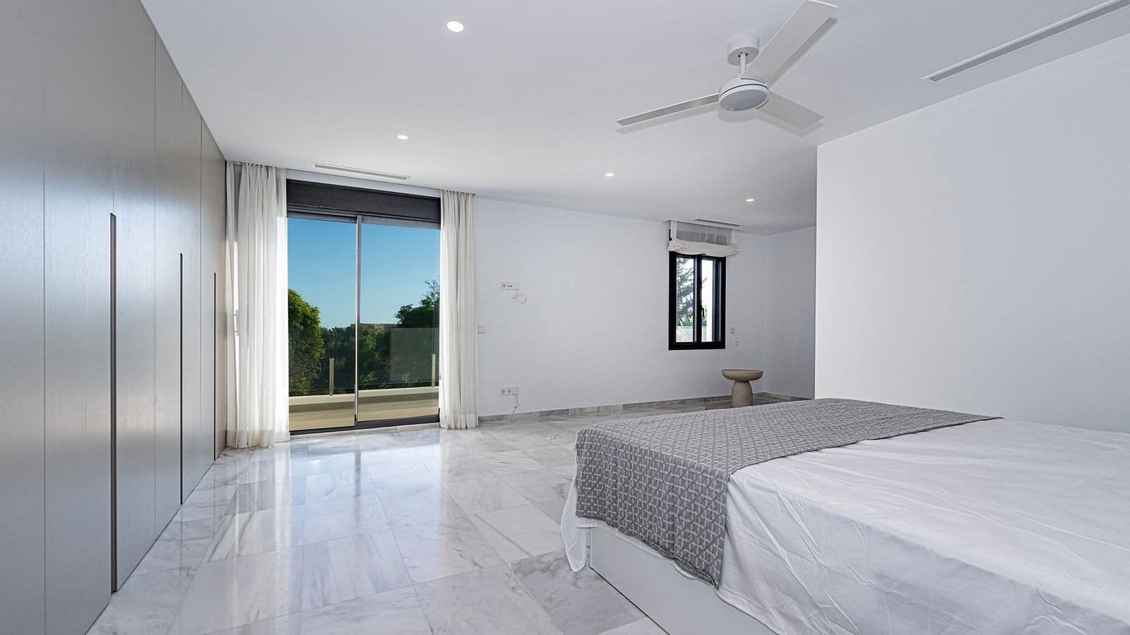 5 bedroom Villa for sale in Marbella with pool garage - € 4,500,000 (Ref: 9939671)