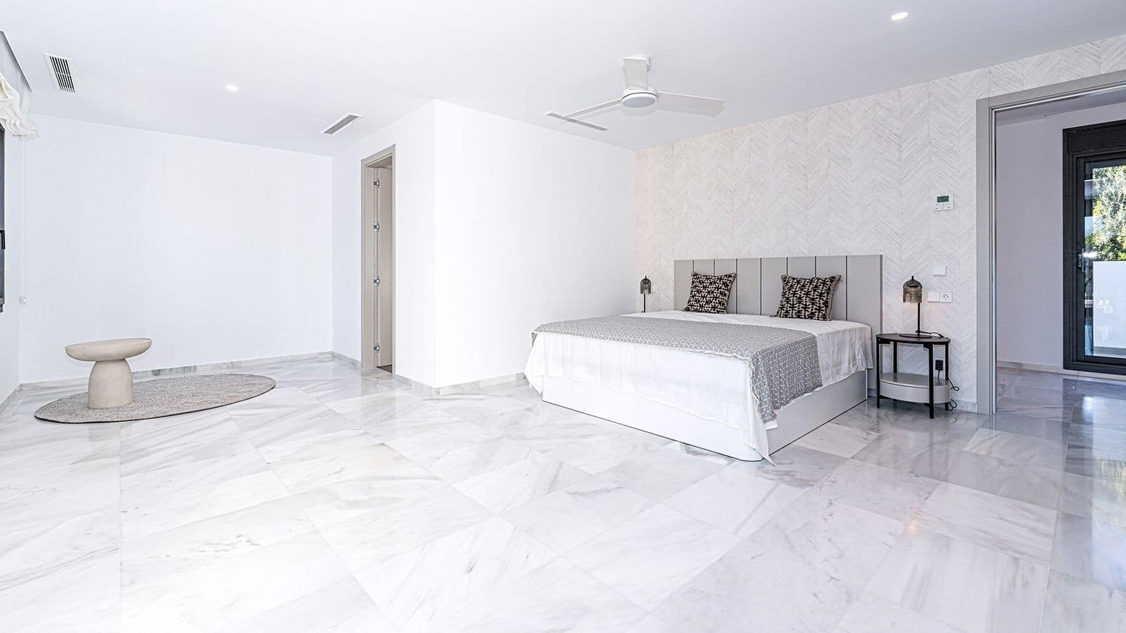 5 bedroom Villa for sale in Marbella with pool garage - € 4,500,000 (Ref: 9939671)