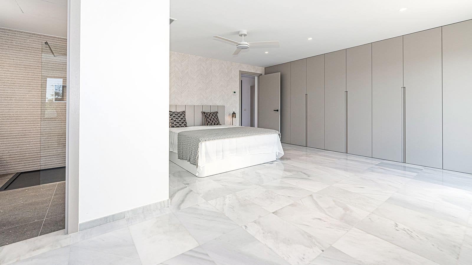 5 bedroom Villa for sale in Marbella with pool garage - € 4,500,000 (Ref: 9939671)