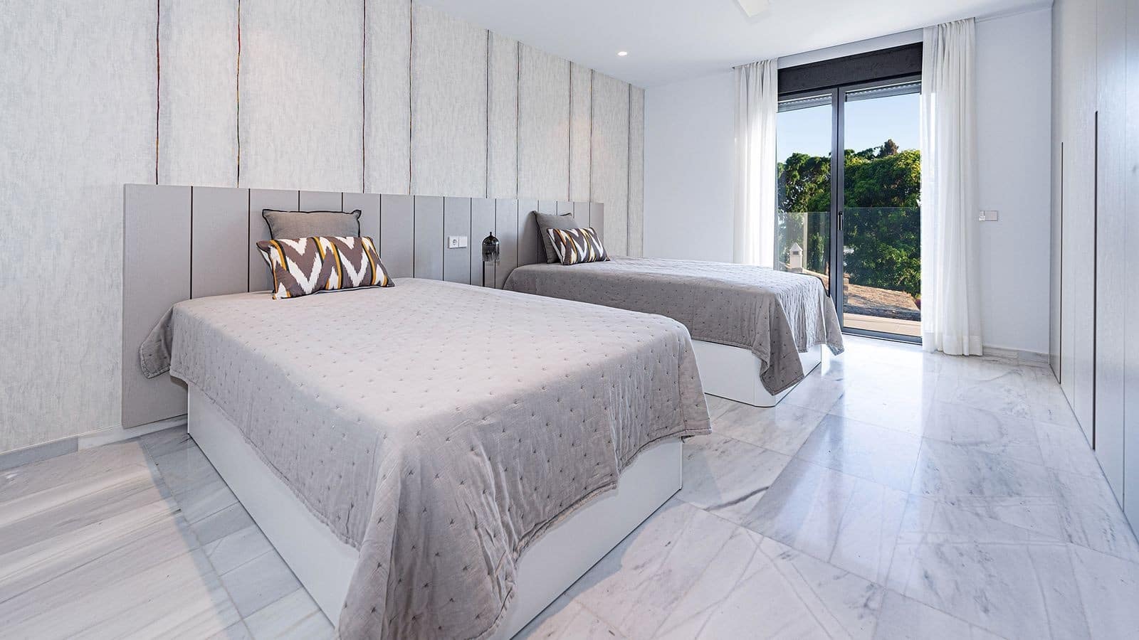 5 bedroom Villa for sale in Marbella with pool garage - € 4,500,000 (Ref: 9939671)