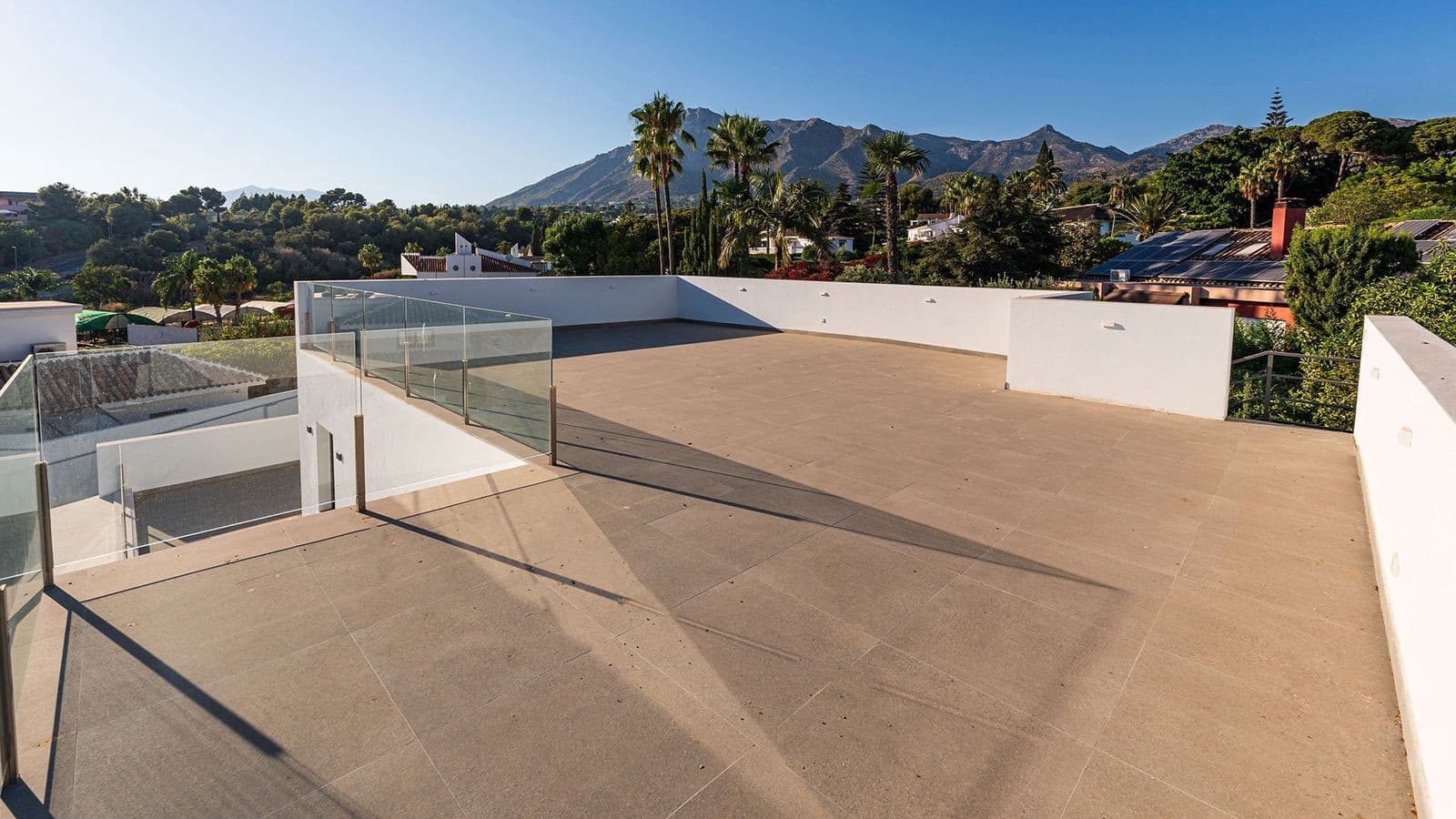 5 bedroom Villa for sale in Marbella with pool garage - € 4,500,000 (Ref: 9939671)