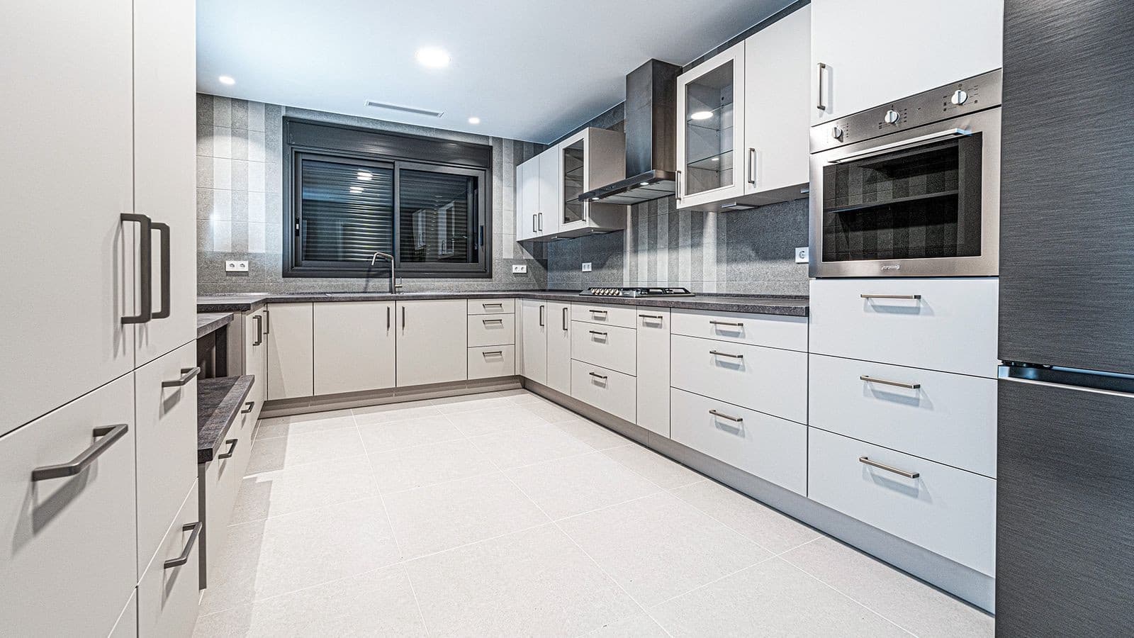 5 bedroom Villa for sale in Marbella with pool garage - € 4,500,000 (Ref: 9939671)