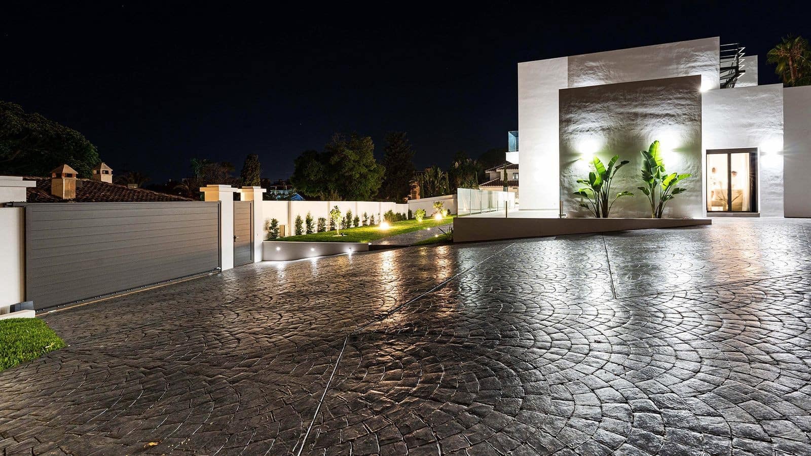 5 bedroom Villa for sale in Marbella with pool garage - € 4,500,000 (Ref: 9939671)