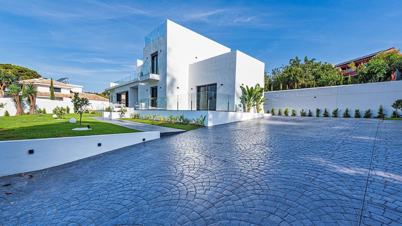 5 bedroom Villa for sale in Marbella with pool garage - € 4,500,000 (Ref: 9939671)