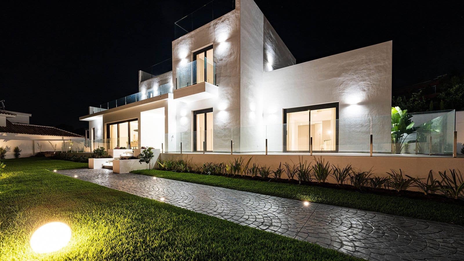 5 bedroom Villa for sale in Marbella with pool garage - € 4,500,000 (Ref: 9939671)