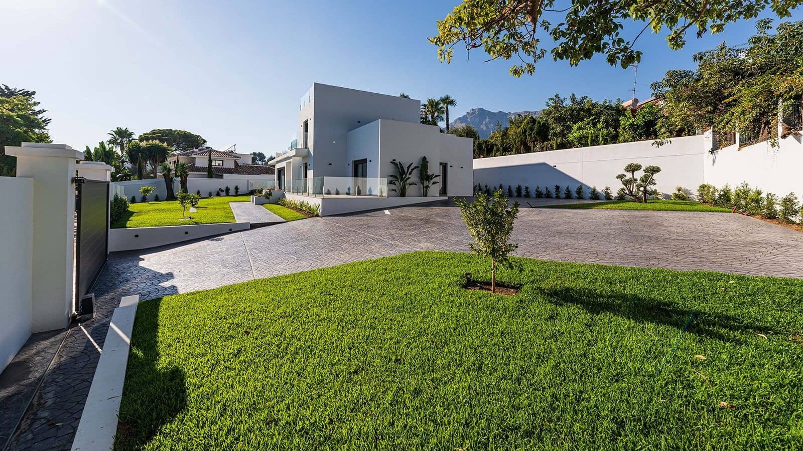 5 bedroom Villa for sale in Marbella with pool garage - € 4,500,000 (Ref: 9939671)