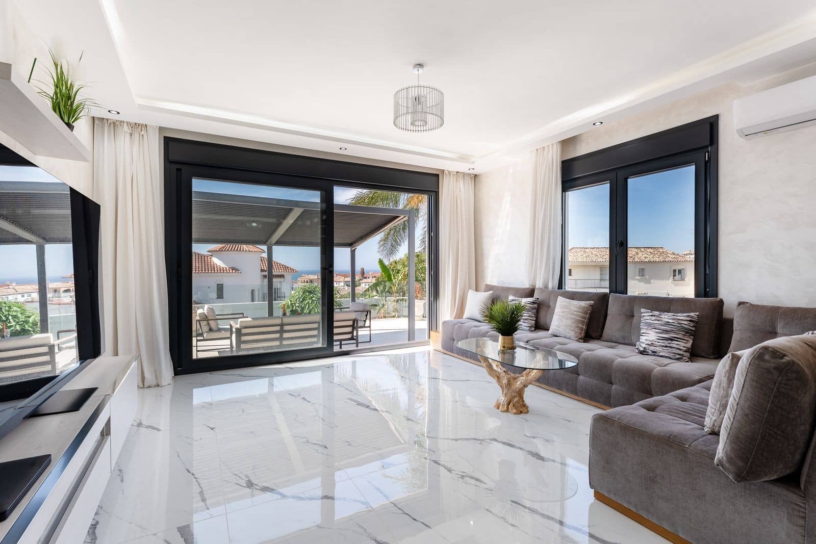 4 Zimmer Villa zu verkaufen in Riviera del Sol mit Pool Garage - 1.350.000 € (Ref: 9939680)