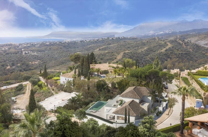 5 bedroom Villa for sale in Marbella with pool garage - € 4,400,000 (Ref: 9942041)