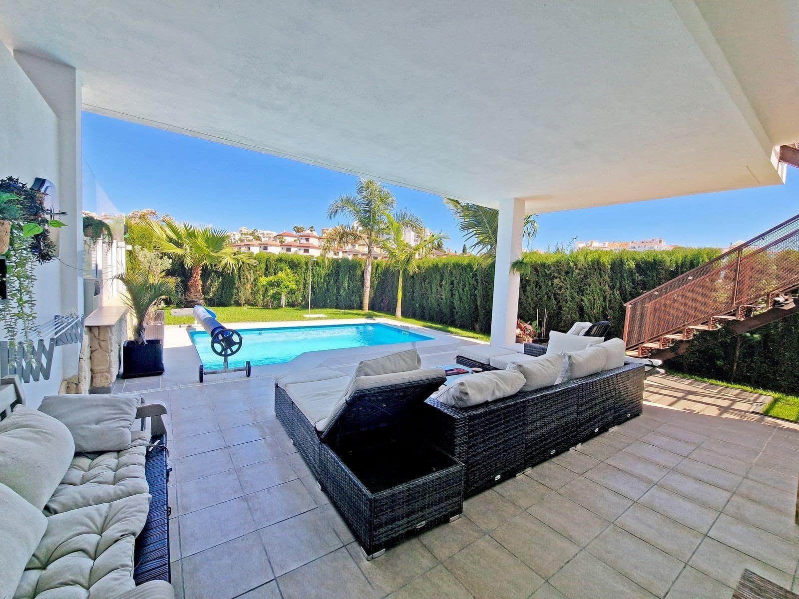 3 soveværelse Semi-Rækkehus til salg i Riviera del Sol med swimmingpool garage - € 950.000 (Ref: 9942045)