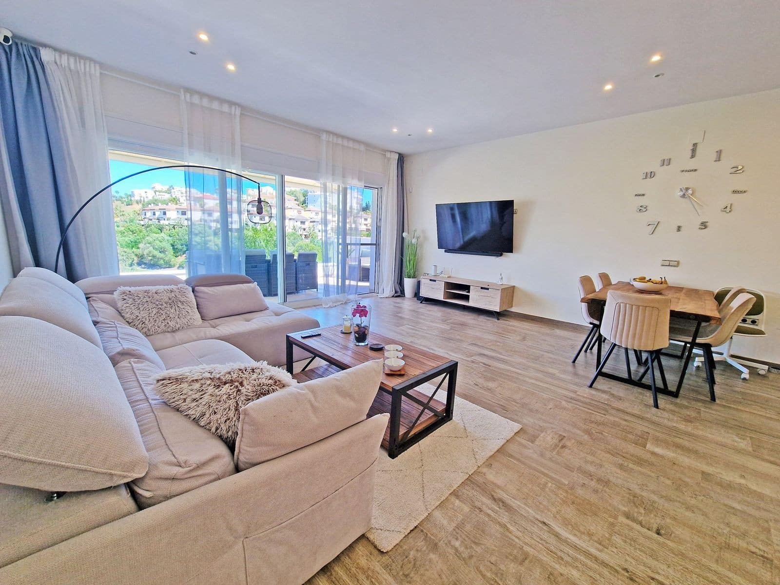 3 soveværelse Semi-Rækkehus til salg i Riviera del Sol med swimmingpool garage - € 950.000 (Ref: 9942045)